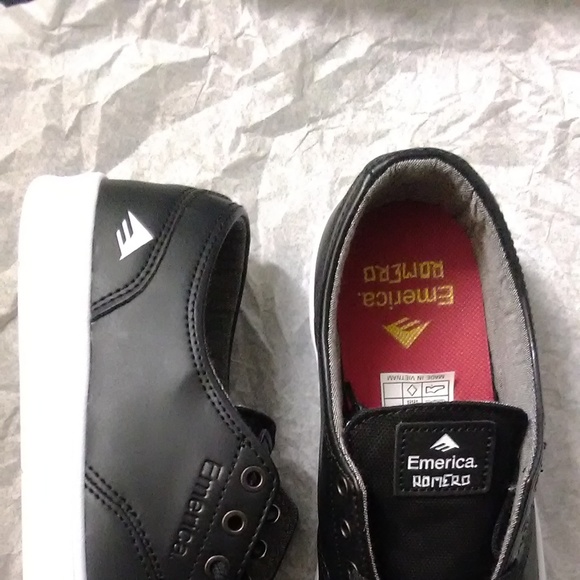 Emerica men size 7 - new with defect - Picture 2 of 7